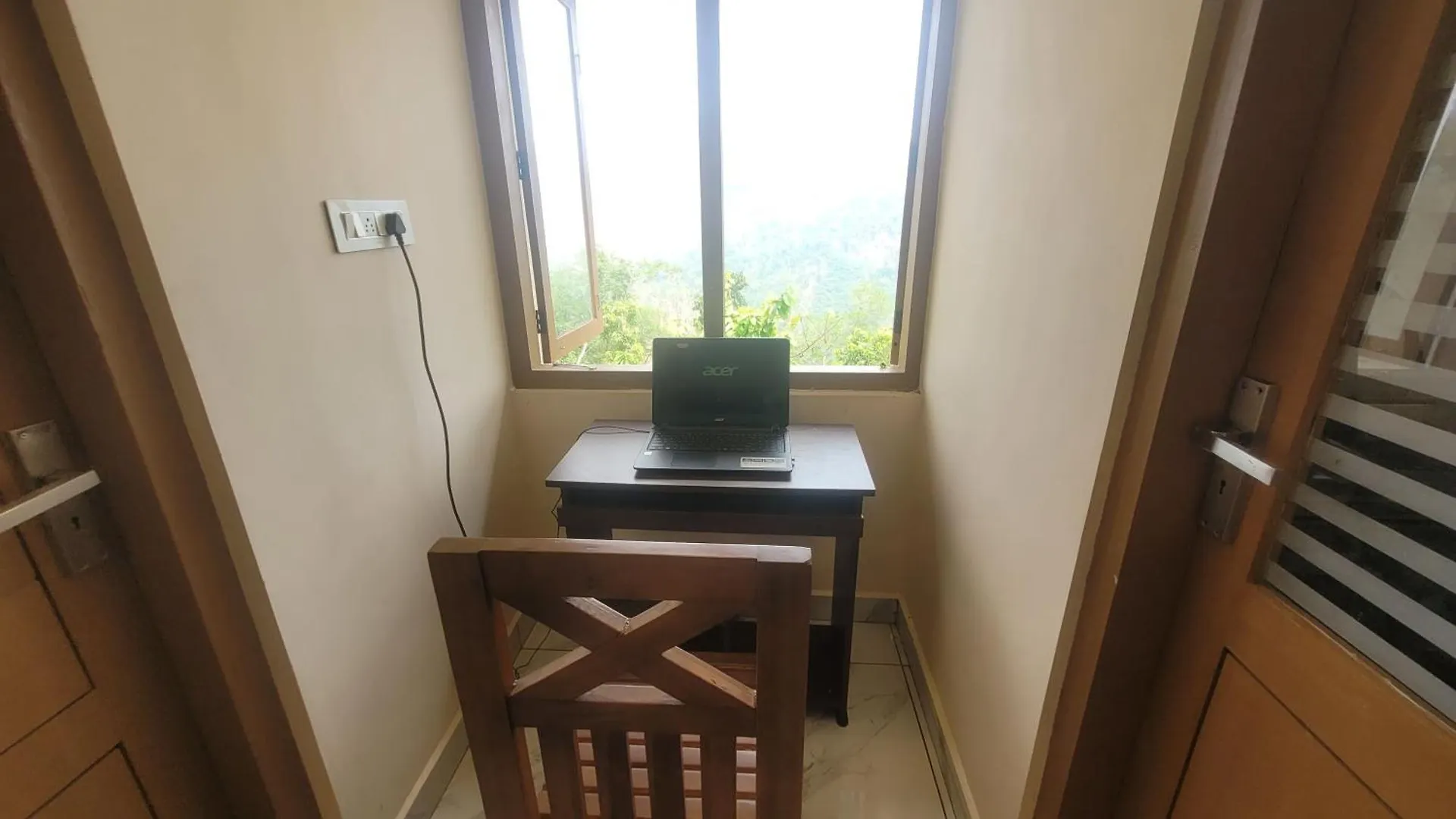 Newcastle Holidays Resorts-Entire Property 5 Bedrooms-Great Mountain & River View-Between Munnar & Idukki With Kitchen