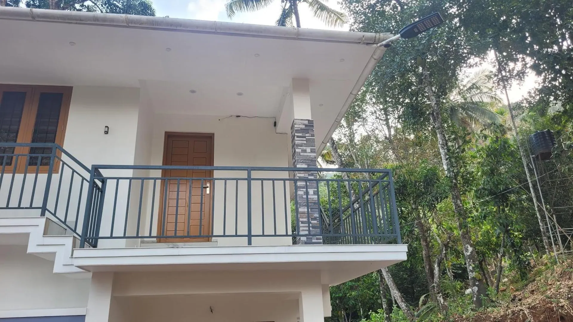 Newcastle Holidays Resorts-Entire Property 5 Bedrooms-Great Mountain & River View-Between Munnar & Idukki With Kitchen