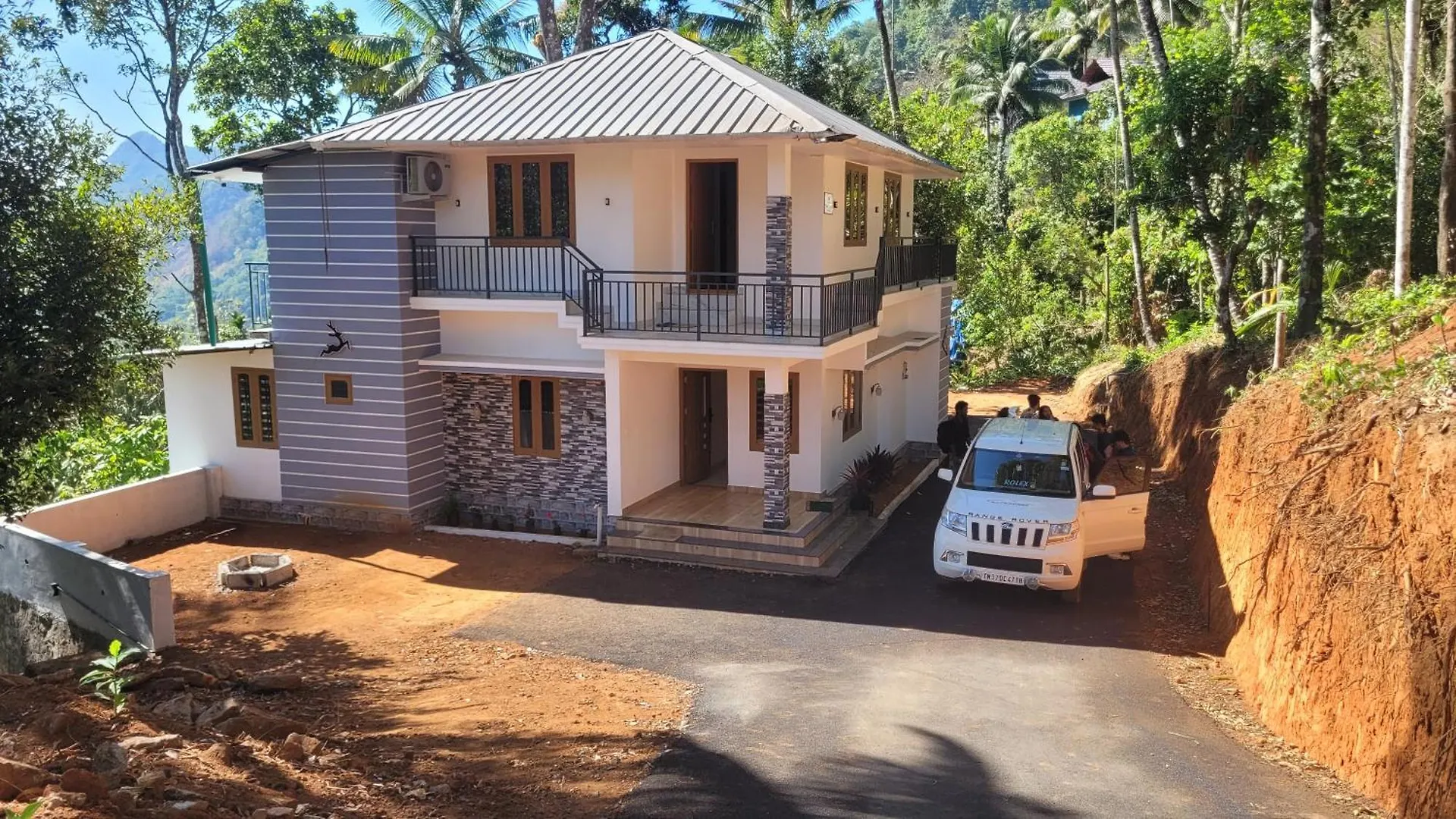 Newcastle Holidays Resorts-Entire Property 5 Bedrooms-Great Mountain & River View-Between Munnar & Idukki With Kitchen
