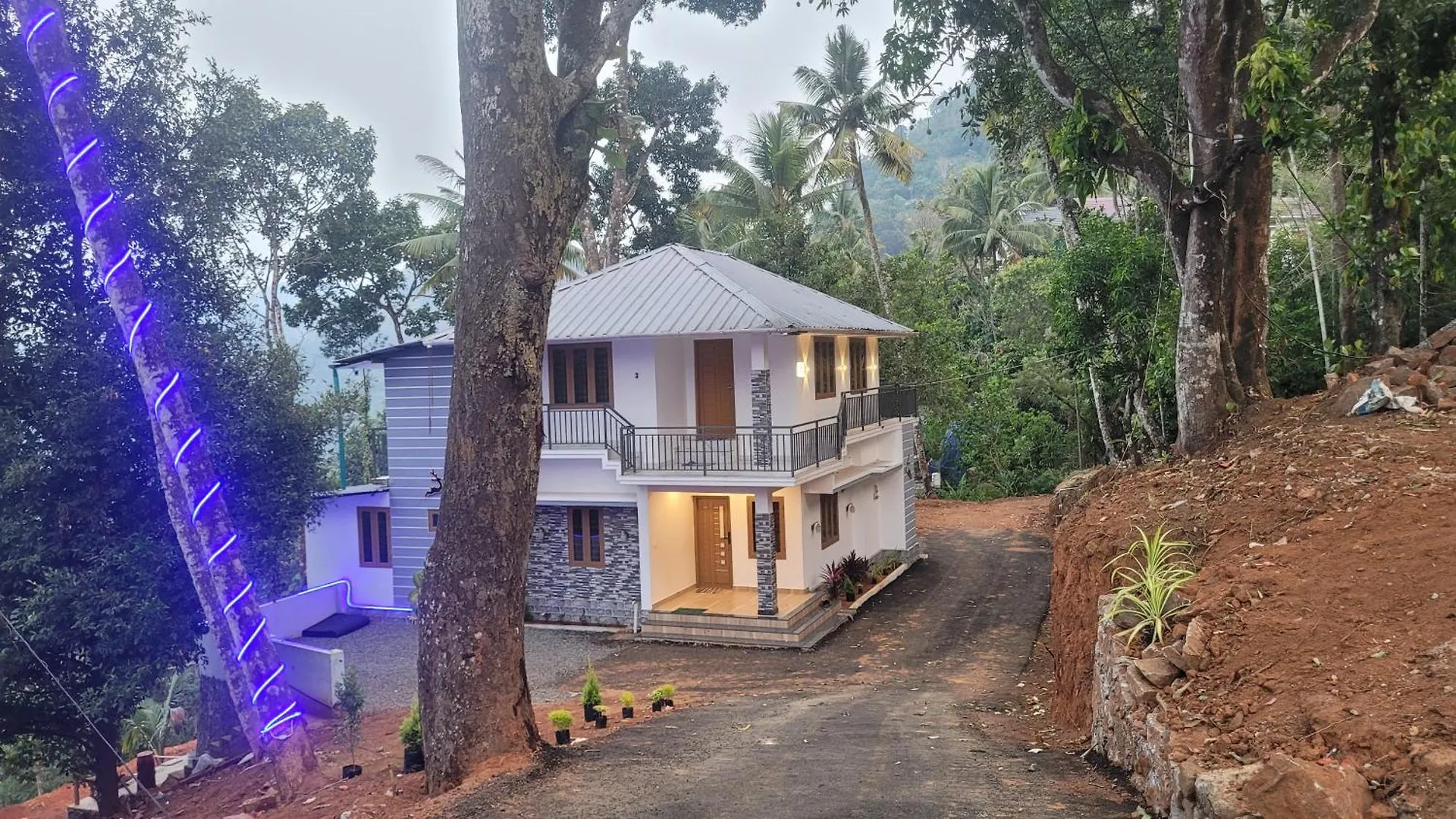 Newcastle Holidays Resorts-Entire Property 5 Bedrooms-Great Mountain & River View-Between Munnar & Idukki With Kitchen