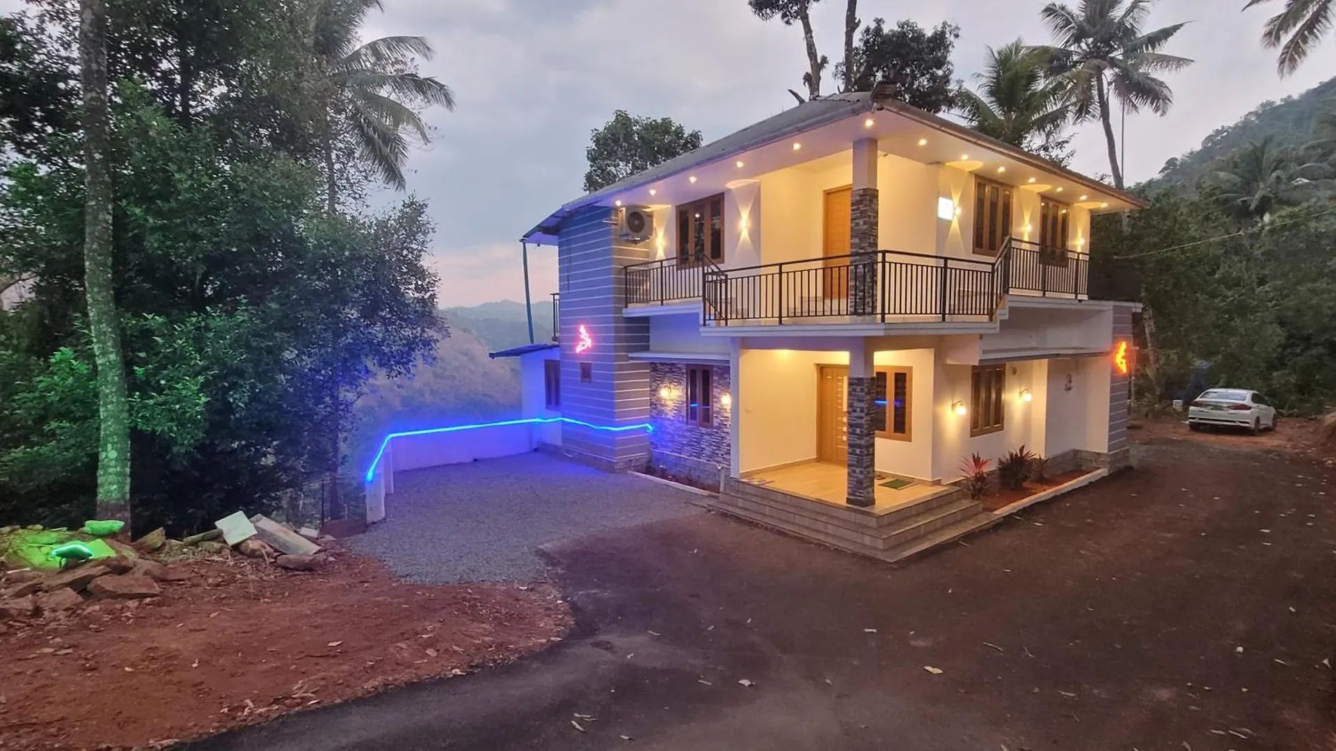 Newcastle Holidays Resorts-Entire Property 5 Bedrooms-Great Mountain & River View-Between Munnar & Idukki With Kitchen